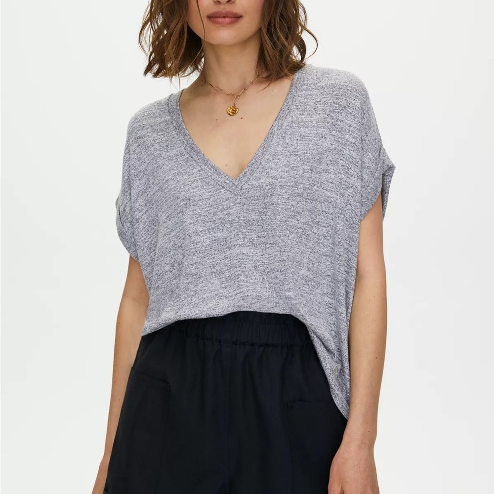 Wilfred Free V neck ✨